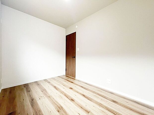 【寝室】寝室や子供部屋にぴったりなシンプル洋室でお部屋のコーディネートが楽しめますね。