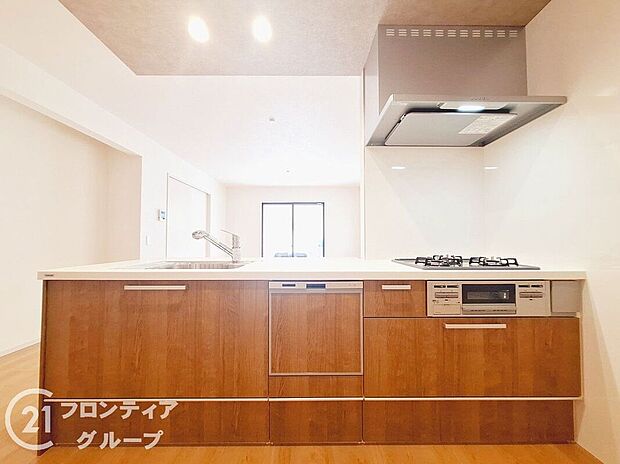 【キッチン】木目調のデザインが温かみを感じる、インテリアになじみやすいキッチンです