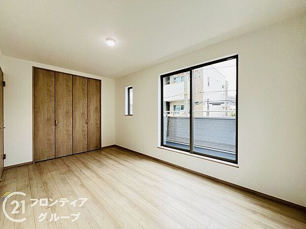 【寝室】フローリング材には、木目や色調など木材特有の風合いがあり、ナチュラルな美しさで、日々の生活に温もりを与えてくれます。