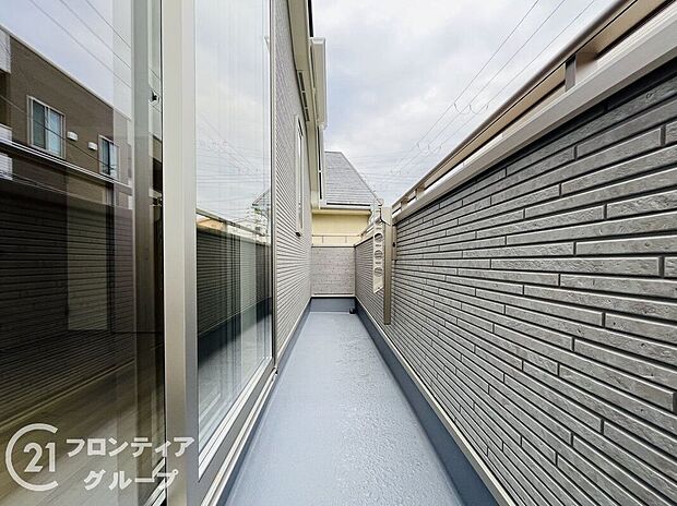 【バルコニー】日当たりの良いバルコニーは、お洗濯が多いときも安心。たくさん干してもカラっと乾きそうです!