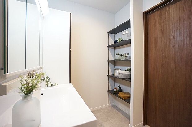 【同仕様画像　（その他内観）】【施工例／リネン収納】タオルやパジャマ、洗剤などをまとめて収納することで、洗面室がすっきりと片付きます。また、他の部屋から荷物を持ってくる手間が減り、生活動線がスムーズになります。