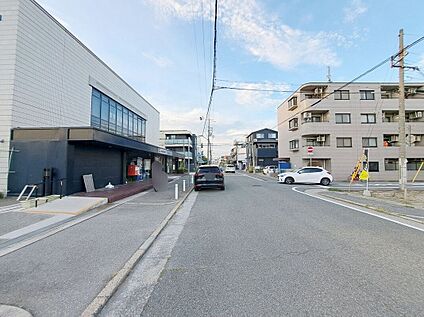 前面道路含む外観