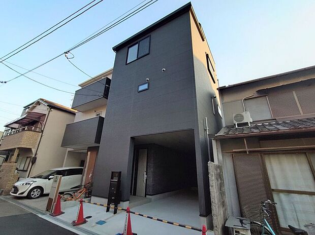 【外観】モダンなデザインが魅力の新築戸建てで、スタイリッシュな外観が住む人を引き立て、日々の生活に彩りを添えます