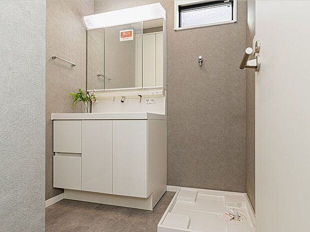 【同仕様画像 (その他内観)】【施工例/洗面】シャンプードレッサーには座って身支度できるスペースもあり、お風呂上がりのドライヤーや朝のお化粧も楽々。