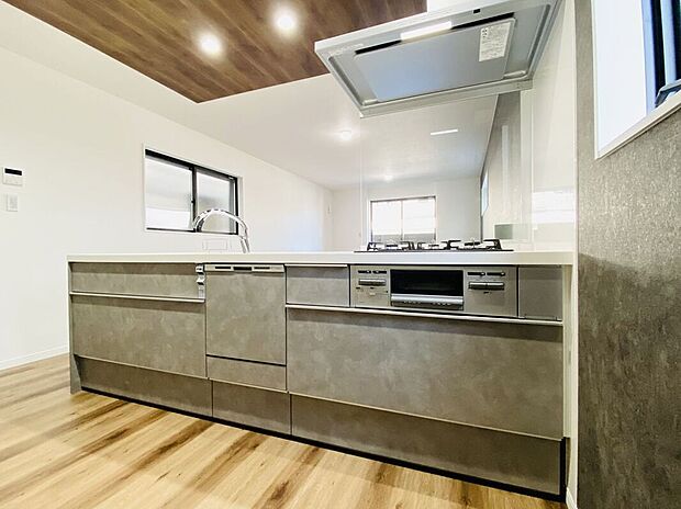 ゆったりとした広さのあるキッチン。ご夫婦で一緒に並んで洗い物できる大きさです。水栓はデザイン性も高く使い勝手の良いと人気のグースネック型を採用。