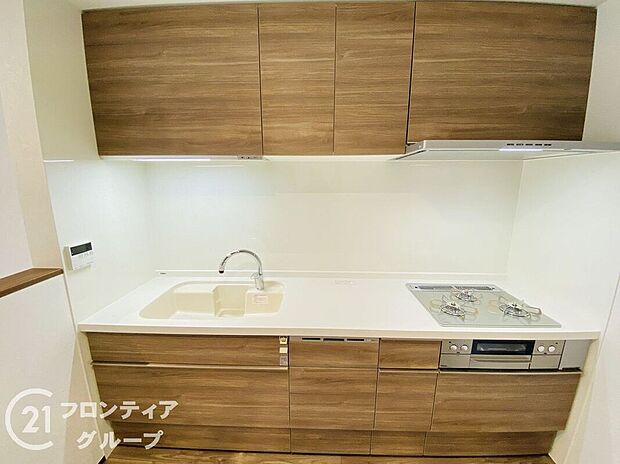 木目調のデザインが温かみを感じる、インテリアになじみやすいキッチンです