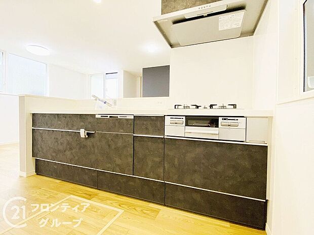 食器洗い乾燥機などの先進設備を備えたキッチンでお料理しながら、子どもたちの様子を見渡せるので安心ですね！