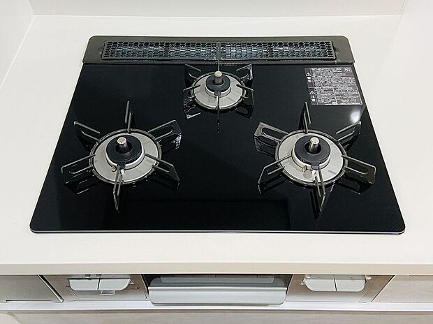 【その他設備】三口コンロとグリルが揃い、調理の自由度がアップ。使い勝手の良い設備で、毎日の料理がより快適になります。