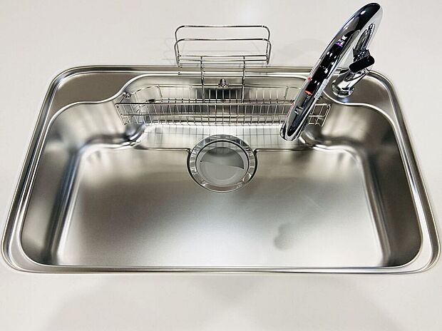 【その他設備】広々としたシンクで、洗い物もスムーズに行えます。使いやすいデザインで、キッチン作業が快適になります!