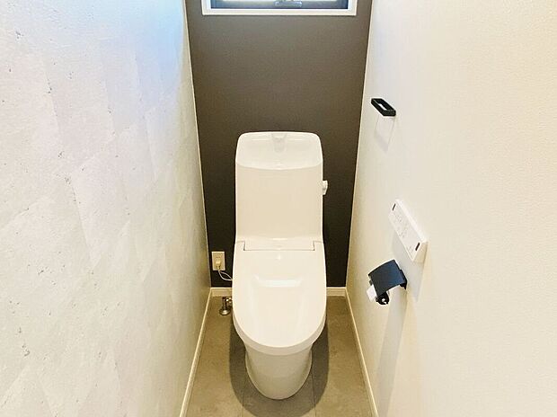 【トイレ】トイレは、清潔感と快適さを兼ね備えた空間です。落ち着いた色合いの内装が、リラックスできる雰囲気を演出しています