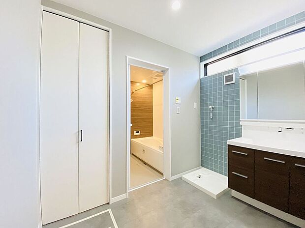 【洗面】明るく開放的な洗面所で、気持ちよく一日をスタート