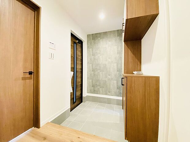 【玄関】広いシューズクロークで玄関がすっきり。スノーボード、キャンプ用品などの大型荷物もしまえます。また通り抜けができる為、靴が散らかないのも魅力◎