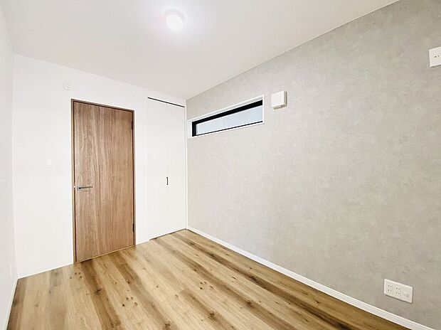 【室内】快適な寝室で、毎日の疲れを癒す贅沢な時間をお楽しみいただけます。スタイリッシュなデザインが魅力で、心地よいひとときを過ごすことができる空間です