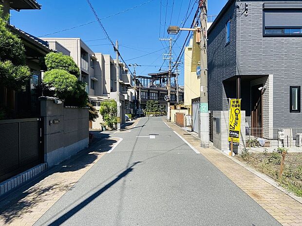 【前面道路含む外観】【現地前道】前道も5mしっかり確保♪駐車も安心です!街灯もしっかりあり、夜のご帰宅時でも安心です