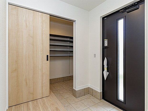 【建物プラン例 (内観写真)】【施工例/シューズクローク】広いシューズクロークで玄関がすっきり。スノーボード、キャンプ用品などの大型荷物もしまえます。また通り抜けができる為、靴が散らかないのも魅力◎