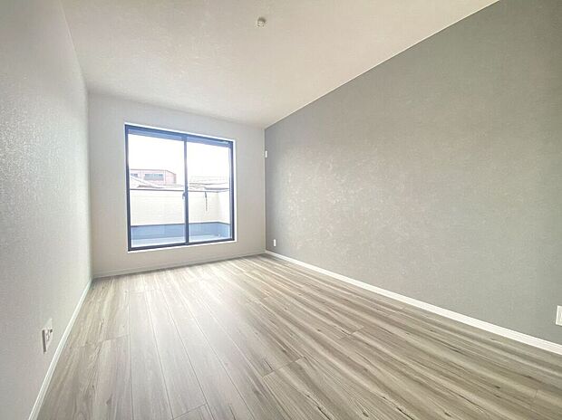 明るい床でお昼間であれば照明がいらないくらいですね。午後のひと時に、柔らかい光の中でほっと一息入れたくなりますね