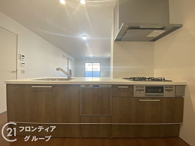 広い作業スペースと充実した収納が、料理を快適にサポートし、効率的な調理を実現します