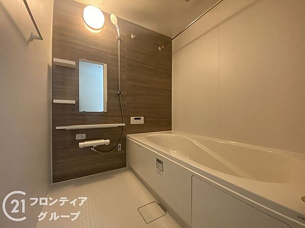 広々としたバスルームで、心地よいリラックスタイムを楽しめます。快適な空間で、日々の疲れを癒す贅沢な時間を提供します。