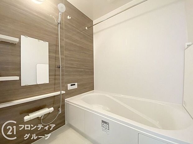 スタイリッシュなデザインのバスルームで、心地よいひとときをお過ごしください。快適な空間で、リフレッシュできます。