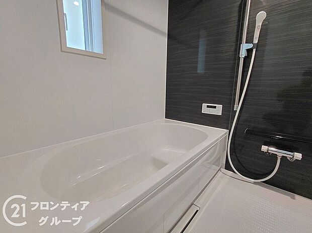 １坪以上の広々とした浴室には隠れた嬉しい設備がたっぷりついております。お掃除が楽にできたり、節水効果があったりと、バスタイムを快適にお過ごし頂けます！