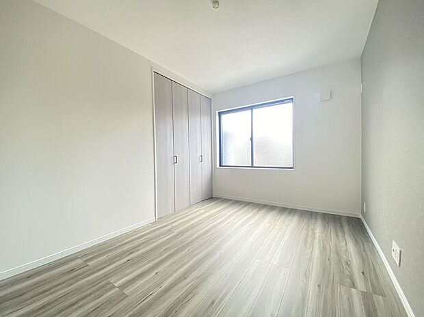 【子供部屋】室内はシンプルな仕様となっており、それぞれの好みに合わせたインテリアで、趣味に合わせてレイアウトしやすくなっております。