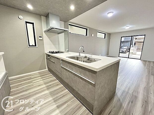 【キッチン】広い作業スペースと充実した収納が、料理を快適にサポートし、効率的な調理を実現します