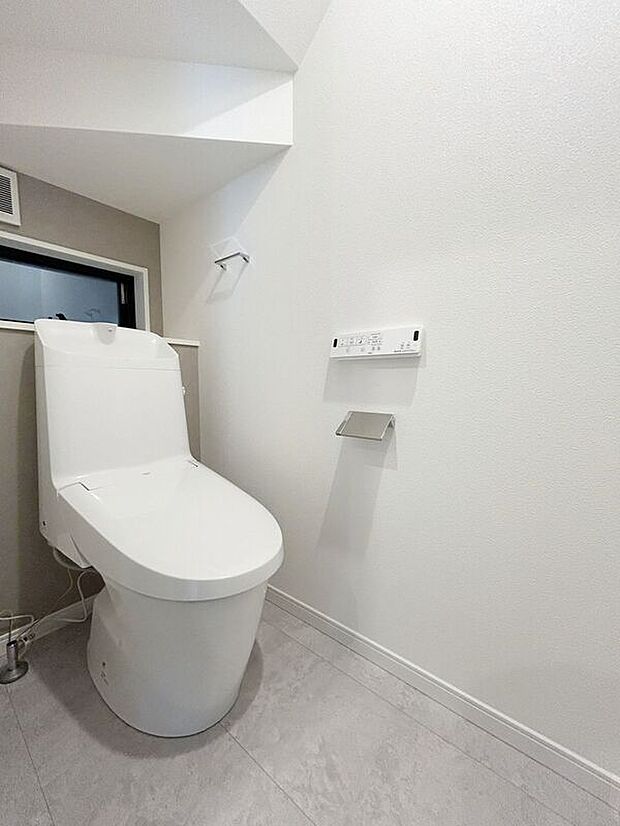 【トイレ】トイレは温水洗浄付き便器です。壁紙の色、窓の配置等、一邸一邸のこだわりをぜひ現地でご覧ください。