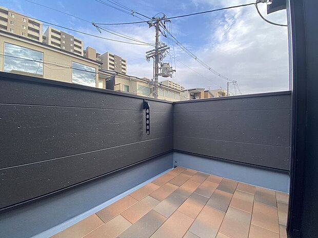 【バルコニー】【バルコニー】おうちでBBQを楽しんだり家庭菜園やワンちゃんの日向ぼっこスペースとしても使え、ご家族の思い出づくりに+αの働きをしてくれます