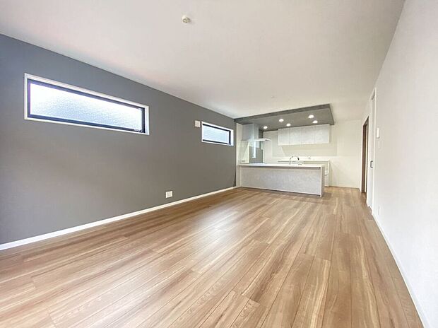 【リビング】家族が自然と顔を合わせる機会が増えるリビング階段。玄関ホールや廊下を省略できるため、家の中のスペースの有効活用にもなります。