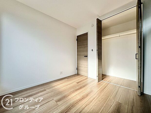 【室内】洋室は、シンプルでありながらもスタイリッシュなデザインです。快適な暮らしをサポートします。