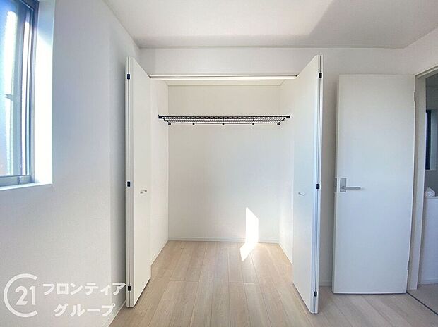 【収納】奥行きのあるクローゼットでたっぷり収納できますね