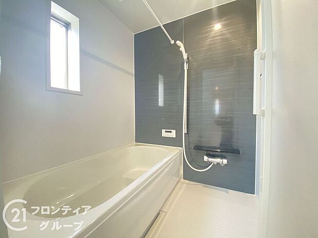 【バス】１坪以上の広々とした浴室には隠れた嬉しい設備がたっぷりついております。お掃除が楽にできたり、節水効果があったりと、バスタイムを快適にお過ごし頂けます！
