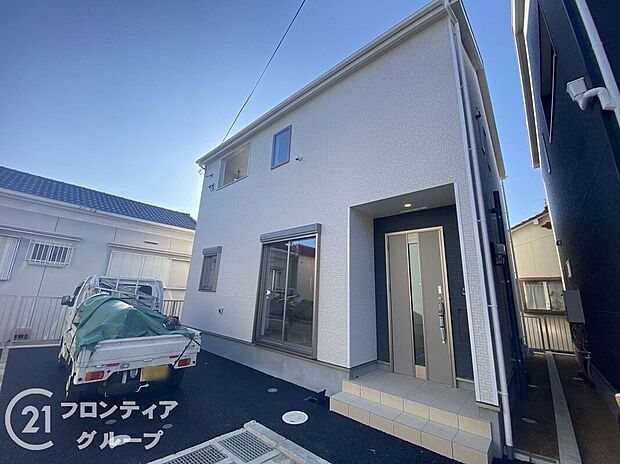【外観】外壁は、汚れにくくメンテナンスのしやすいサイディング材を採用！色あせや日焼けが目立ちにくく、メンテナンス費用も軽減できます。また、ひび割れや破損に強いので安心してお住まいして頂けますね。