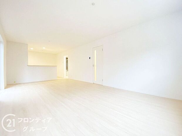 【リビング】LDKには大きな窓からたくさんの光が入り、明るく、開放的な空間を演出してくれます。お友達が遊びに来た時も自慢のリビングになりますね!