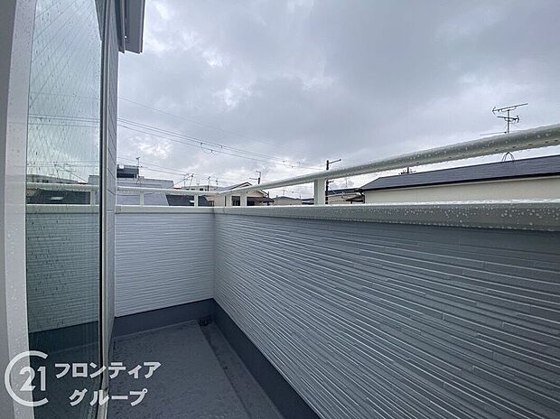 【バルコニー】日当たりの良いバルコニーは、お洗濯が多いときも安心！たくさん干してもカラっと乾きそうです！