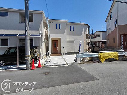 前面道路含む外観