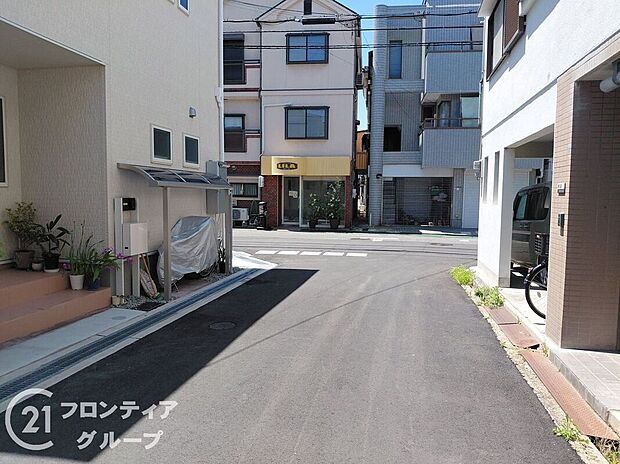 【前面道路含む外観】現地写真更新！現地ご案内とともに住宅ローンのご相談も承ります！実際の道路幅や雰囲気は、ぜひ一緒に現地で確認いたしましょう