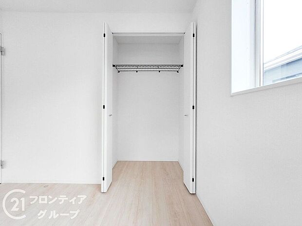【収納】木目の美しさを際立たせるシンプルデザインのワイドクローゼットはたっぷり収納ができます！