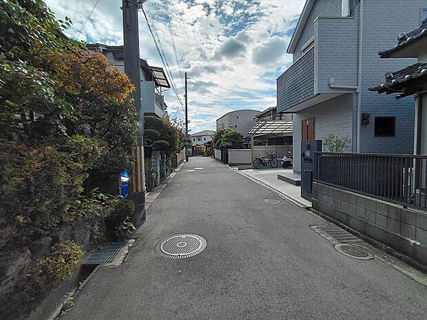 【前面道路含む外観】【現地写真】充実したアフターサポートで安心！当社は誠実に、丁寧に、お客様一人ひとりに永く安心してお住まいいただけるようなお付き合いをさせていただきます