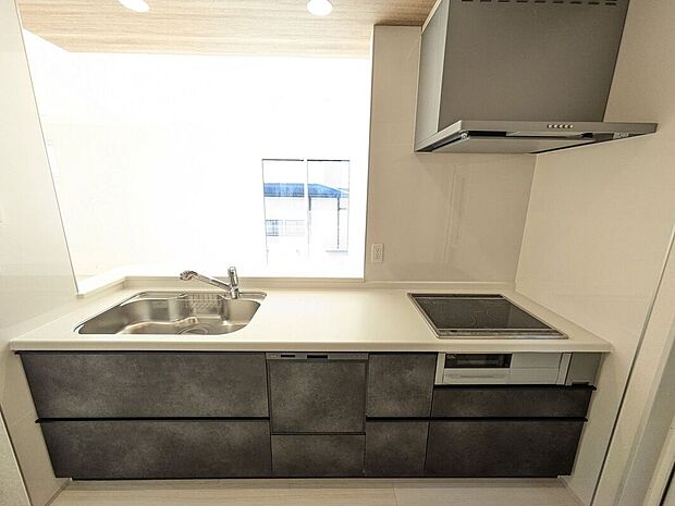 オールインワン浄水器栓を採用しており、場所を取らない浄水器を採用！いつでもおいしいお水でお料理することができます！また、食器洗い乾燥機付で奥様の家事を軽減できます