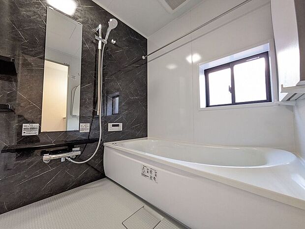 温めたお湯の熱を逃しにくい断熱浴槽！半身浴がしやすいベンチ型形状なので、お子様との入浴や、さまざまな入浴スタイルに便利です！