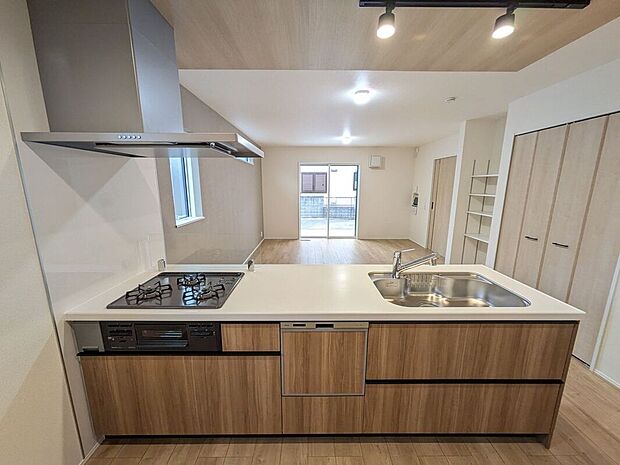 過熱防止センサー付きガスレンジを採用しており、自動で火が止まるから安心！人造大理石ワークトップやキッチンパネル、浄水器一体化水栓など、奥様に嬉しい設備！