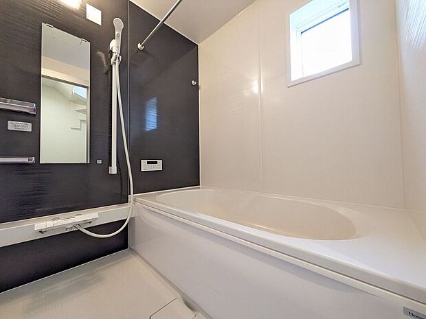 ゆったり入れる1坪サイズのゆとり空間。バリアフリー設計に手すり付きなので、お子様が小さい時も、老後も安心できる浴室です。収納棚も取り外しができ、お手入れ楽々