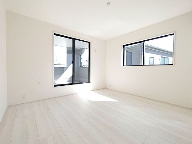 室内はシンプルな仕様となっており、それぞれの好みに合わせたインテリアで、趣味に合わせてレイアウトしやすくなっております。