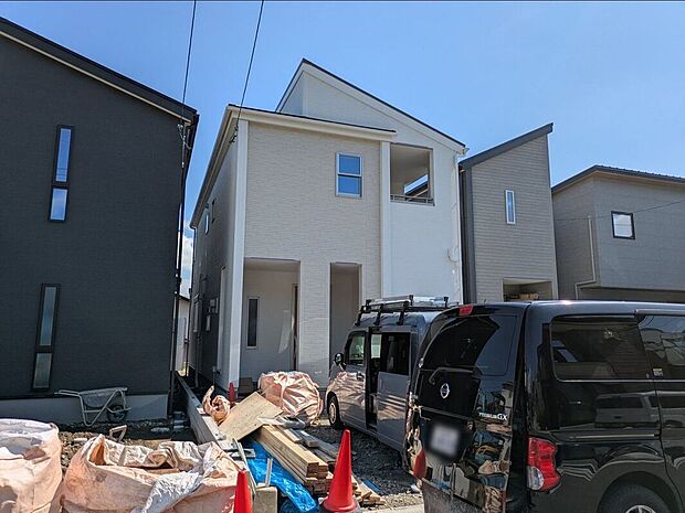 【外観】外壁にサイディング材を使用したおしゃれな外観。色柄バリエーションが豊富なため、住まいの表情を豊かに表現してくれます。また、雨で汚れを落としてくれるので、綺麗な外観が長続きします!