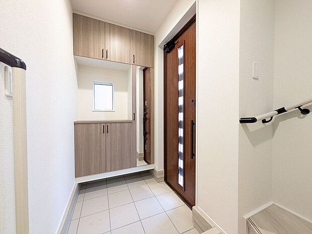 【玄関】玄関は防犯性の優れたダブルロックドアです!