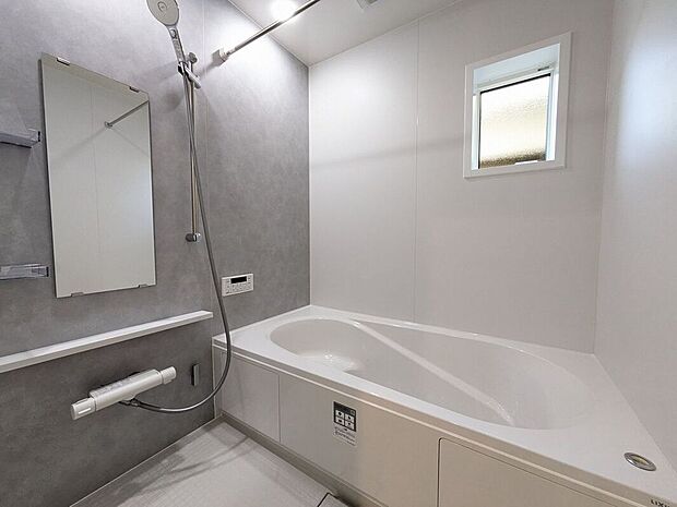 【バス】ゆったり入れる1坪サイズのゆとり空間。バリアフリー設計に手すり付きなので、お子様が小さい時も、老後も安心できる浴室です。収納棚も取り外しができ、お手入れ楽々