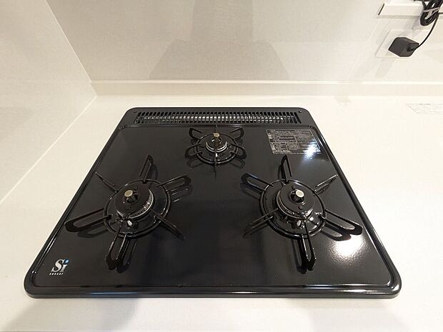 【その他設備】から炊きにより一定の温度に達すると自動で火を止めてくれる安心機能、過熱防止センサー付3口タイプ。