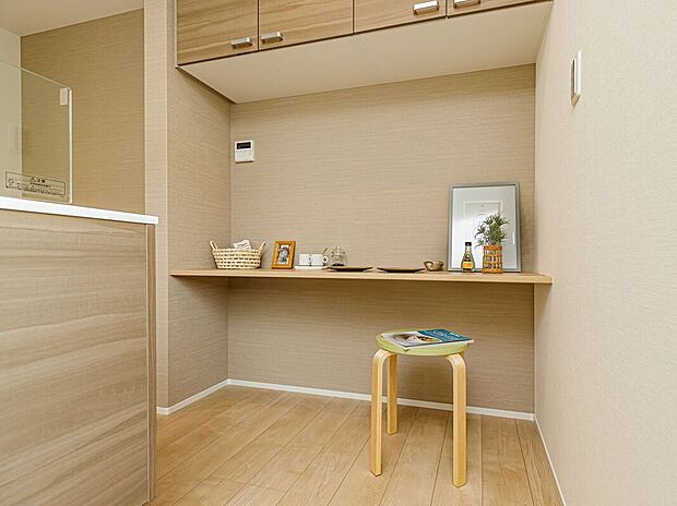 【建物プラン例 (内観写真)】【施工例/スタディスペース】陽当たりの良いリビングにスタディスペースを。お子様のお勉強を見ながらお料理ができるので安心ですね。コンセントを配置してPCスペースとしてもご利用可能です。