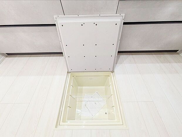 【その他設備】かさばるストック品の特等席。 床下空間を有効活用し、キッチン周りの散らかりを解消。